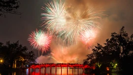 Pháo hoa rực sáng trên bầu trời cả nước, người dân xúc động đón năm mới Bính Ngọ 2026