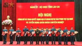 Bộ CHQS tỉnh Lào Cai trao quyết định gọi cán bộ, sĩ quan dự bị vào phục vụ tại ngũ