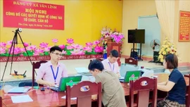 Một phiên giao dịch của Ngân hàng CSXH tại xã Tân Lĩnh (mới).