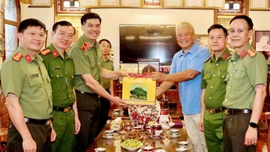 Công an tỉnh tri ân các thế hệ lãnh đạo nhân kỷ niệm 80 năm Ngày truyền thống Công an nhân dân Việt Nam (19/8/1945 - 19/8/2025)