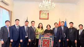Đoàn công tác tỉnh Lào Cai chụp ảnh lưu niệm với cán bộ Đại sứ quán Việt Nam tại Hy Lạp.