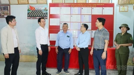 Trưởng Ban Tuyên giáo và Dân vận Tỉnh ủy Dương Đức Huy kiểm tra công tác chuẩn bị bầu cử tại xã Bát Xát, Trịnh Tường và A Mú Sung