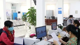 Đối tượng xem xét tiếp nhận vào viên chức hoặc công chức