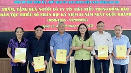 Đồng chí Giàng Thị Dung, Phó Bí thư Tỉnh ủy, Chủ tịch Ủy ban MTTQ Việt Nam tỉnh Lào Cai thăm và tặng quà tại phường Nghĩa Lộ