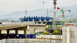 Cận cảnh hiện trường thi công cầu Bá Sái - Bát Xát, biên giới Việt - Trung