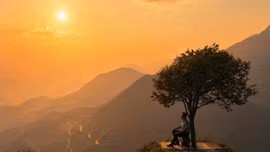 Du khách thích thú ngắm hoàng hôn trên đỉnh đèo Ô Quy Hồ