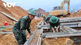 Thi công không nghỉ lễ giúp bà con vùng lũ sớm có nhà ở