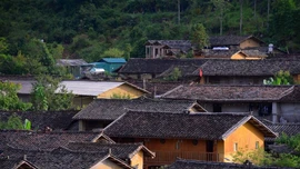 Lô Lô Chải và nếp nhà trình tường