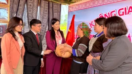 Phó Chủ tịch phụ trách Ủy ban MTTQ tỉnh Nguyễn Thị Bích Nhiệm dự Ngày hội Đại đoàn kết tại xã Lao Chải