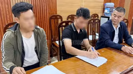 Phường Sa Pa phát hiện 2 xe ô tô vi phạm đổ thải không đúng quy định