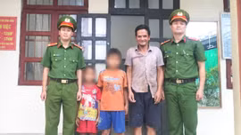Lào Cai: Công an xã A Mú Sung kịp thời hỗ trợ 02 cháu nhỏ đi lạc trở về gia đình an toàn