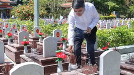 Thủ tướng Lê Minh Hưng tưởng niệm các anh hùng liệt sĩ tại các 'địa chỉ đỏ' ở Quảng Trị