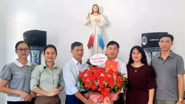 Phường Âu Lâu thăm, chúc mừng Giáo họ Âu Lâu nhân Thánh lễ tạ ơn