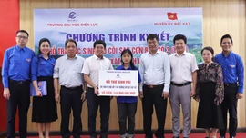 Đoàn Trường Đại học Điện lực (Hà Nội) nhận nuôi dưỡng học sinh mồ côi tại huyện Bát Xát