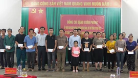 Bí thư Tỉnh ủy Phú Thọ Đặng Xuân Phong thăm và tặng quà người dân khu tái định cư Làng Nủ