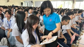 Hơn 1.300 học sinh Trường THPT Chuyên Nguyễn Tất Thành được tuyên truyền chính sách BHYT 