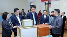 Đồng chí Phó Chủ tịch thường trực UBND tỉnh cùng thành viên đoàn công tác kiểm tra các hòm phiếu.