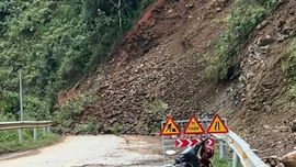 Quốc lộ 32 ách tắc do sạt lở đất