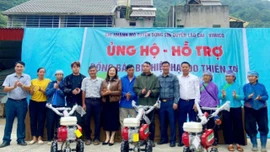 Trao máy nông nghiệp hỗ trợ người dân Quang Kim bị thiệt hại do cơn bão số 3