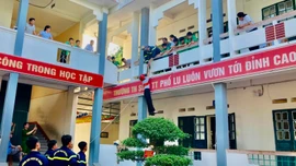 Thực hành kỹ năng đu dây thoát nạn dưới sự hướng dẫn, hỗ trợ của lực lượng cứu hộ.