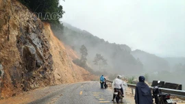 Thông tuyến bước 1 điểm sạt lở tại Km76 trên Quốc lộ 4D (Lai Châu - Lào Cai)