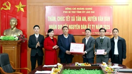 Phó Bí thư Tỉnh ủy Hoàng Giang chúc tết tại Văn Bàn