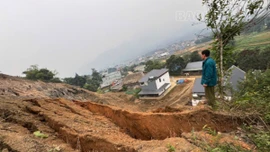 Xuất hiện điểm sạt lở lớn tại thị trấn Khánh Yên (Văn Bàn)