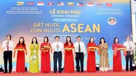 Hơn 200 tác phẩm trưng bày tại Triển lãm "Đất nước, con người ASEAN"