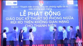 Đại diện các đơn vị thực hiện nghi thức phát động “Giáo dục kỹ thuật số phòng ngừa rủi ro trên không gian mạng cho thanh niên".