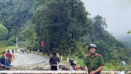 Xuất hiện hố sụt lún lớn gây tắc đường vào trung tâm xã Sín Chéng