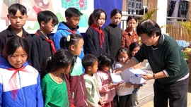 Nhiều phần quà dành tặng học sinh tiểu học và THCS xã Chế Tạo