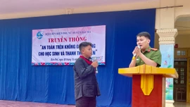 Học sinh tham gia trả lời các câu hỏi tình huống về an toàn trên không gian mạng.