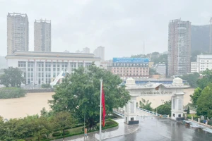 Tạm dừng hoạt động xuất - nhập khẩu, xuất - nhập cảnh qua cặp Cửa khẩu Quốc tế Lào Cai - Hà Khẩu do mưa lũ