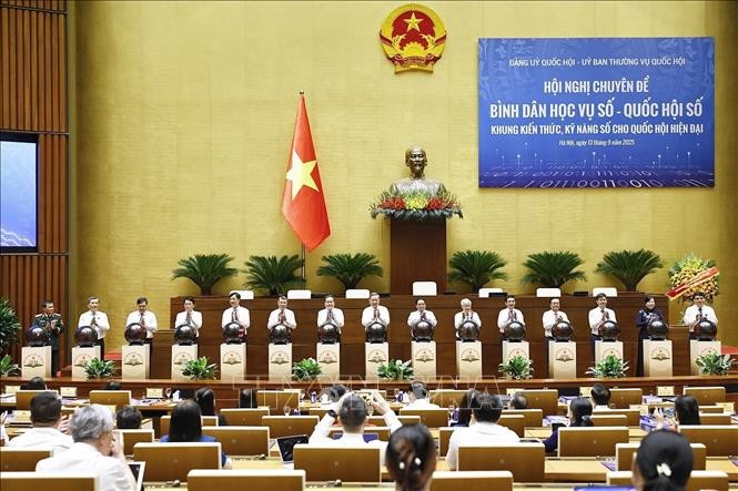 Tổng Bí thư Tô Lâm, Thủ tướng Phạm Minh Chính, Chủ tịch Quốc hội Trần Thanh Mẫn và đại biểu thực hiện nghi thức Khai trương ứng dụng “Nền tảng trực tuyến học tập suốt đời của Quốc hội” – Nền tảng “Bình dân học vụ số - Quốc hội số”. tbt15.jpg