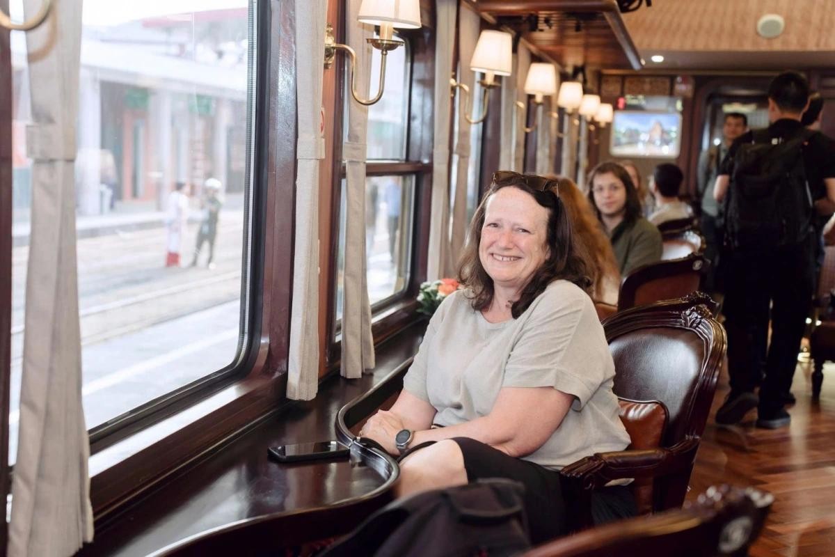 Hành khách đi trên đoàn tàu.