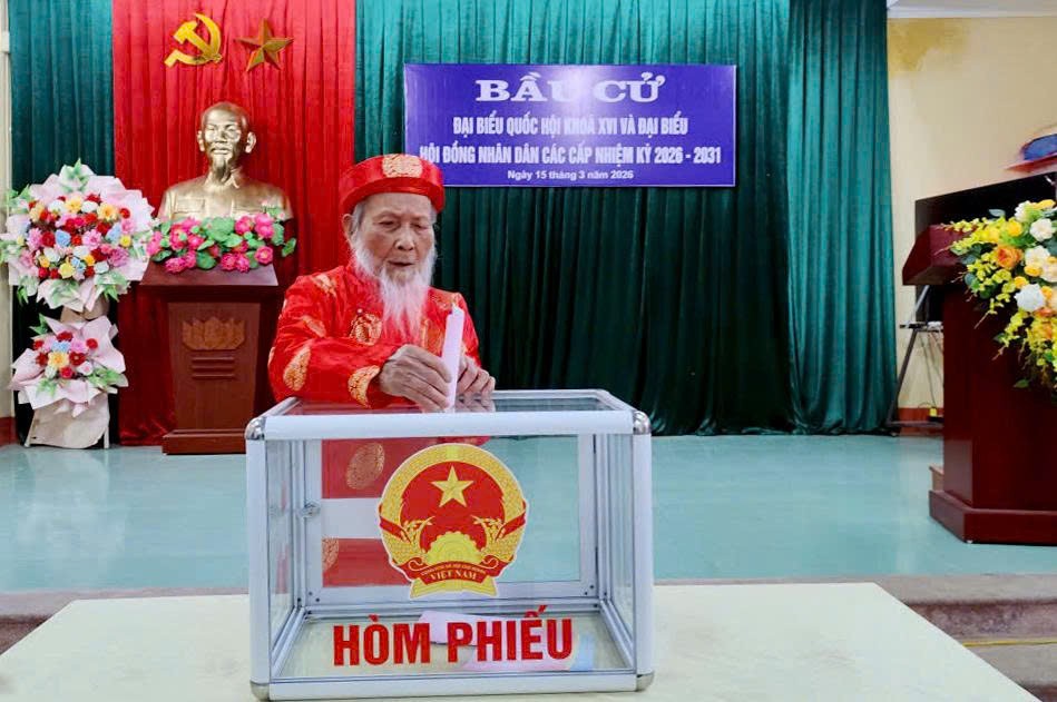 Cử tri Lê Đình Trọng, năm nay 101 tuổi, 70 năm tuổi Đảng bỏ phiếu tại khu vực bỏ phiếu số 20, phường Yên Bái. (Ảnh: Thanh Chi)