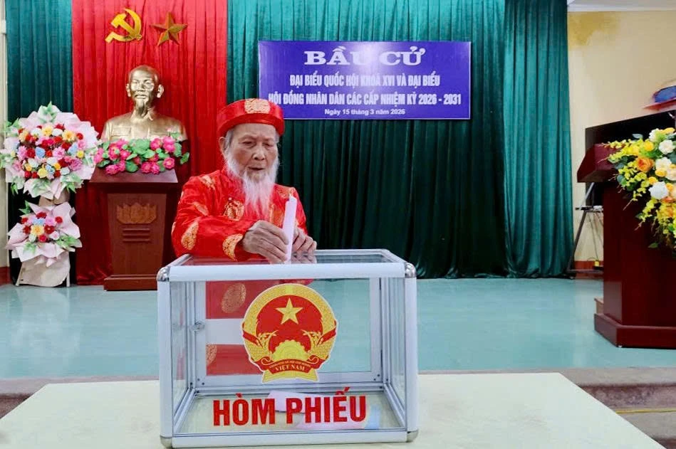 Cử tri Lê Đình Trọng, năm nay 101 tuổi, 70 năm tuổi Đảng bỏ phiếu tại khu vực bỏ phiếu số 20, phường Yên Bái. (Ảnh: Thanh Chi)