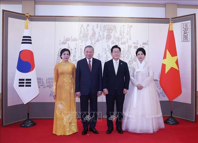 Tổng thống Hàn Quốc Lee Jae Myung và Phu nhân cùng Tổng Bí thư Tô Lâm và Phu nhân. Tổng thống Hàn Quốc Lee Jae Myung và Phu nhân cùng Tổng Bí thư Tô Lâm và Phu nhân.