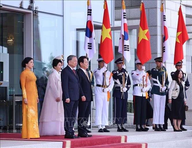 Tổng thống Hàn Quốc Lee Jae Myung và Phu nhân chủ trì Lễ đón Tổng Bí thư Tô Lâm và Phu nhân. Tổng thống Hàn Quốc Lee Jae Myung và Phu nhân chủ trì Lễ đón Tổng Bí thư Tô Lâm và Phu nhân.