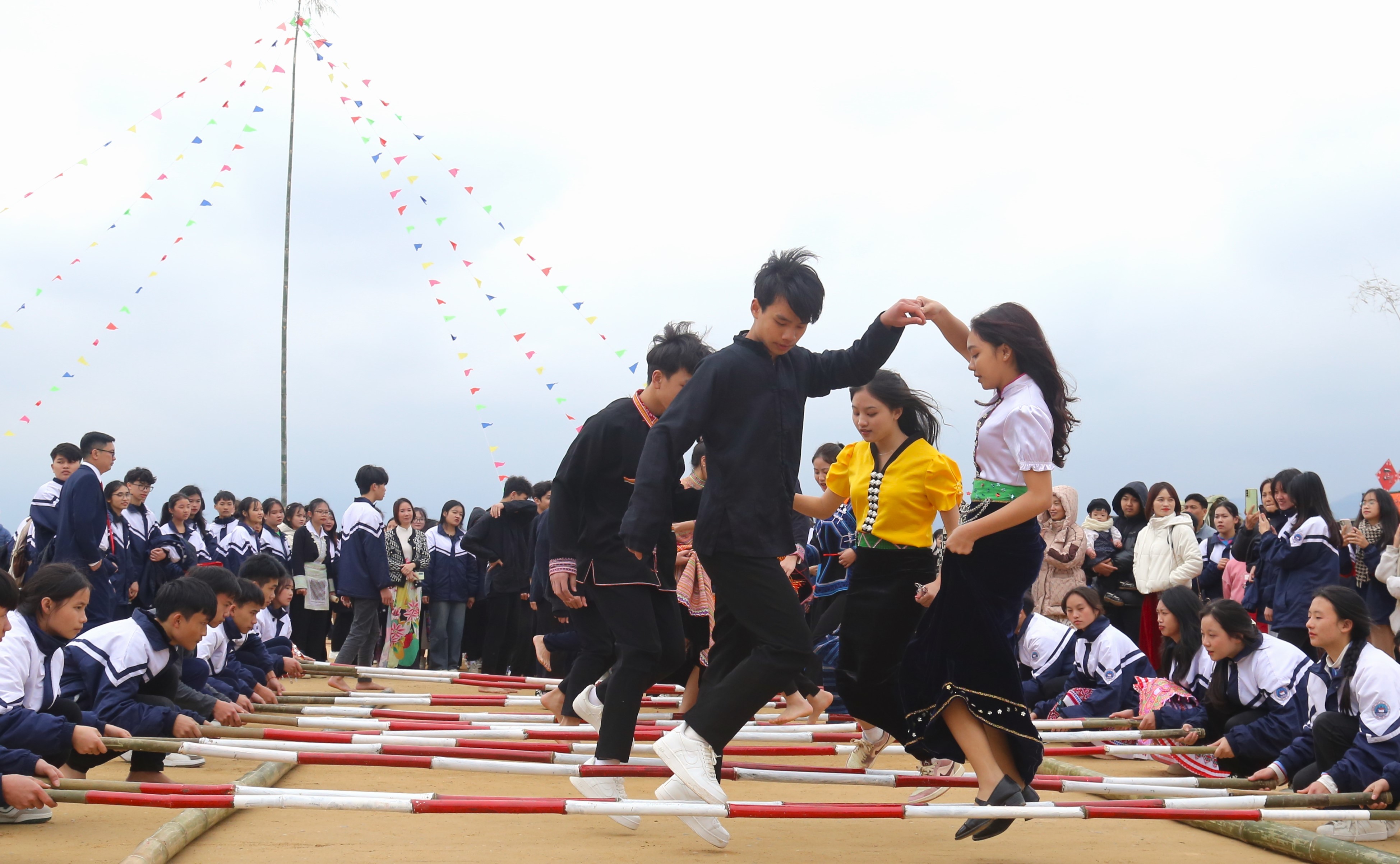 Ngày hội văn hóa hằng năm là dịp để mọi người dân các dân tộc gắn kết với nhau cùng hướng tới xây dựng cộng đồng văn minh. Ngày hội văn hóa hằng năm là dịp để mọi người dân các dân tộc gắn kết với nhau cùng hướng tới xây dựng cộng đồng văn minh.