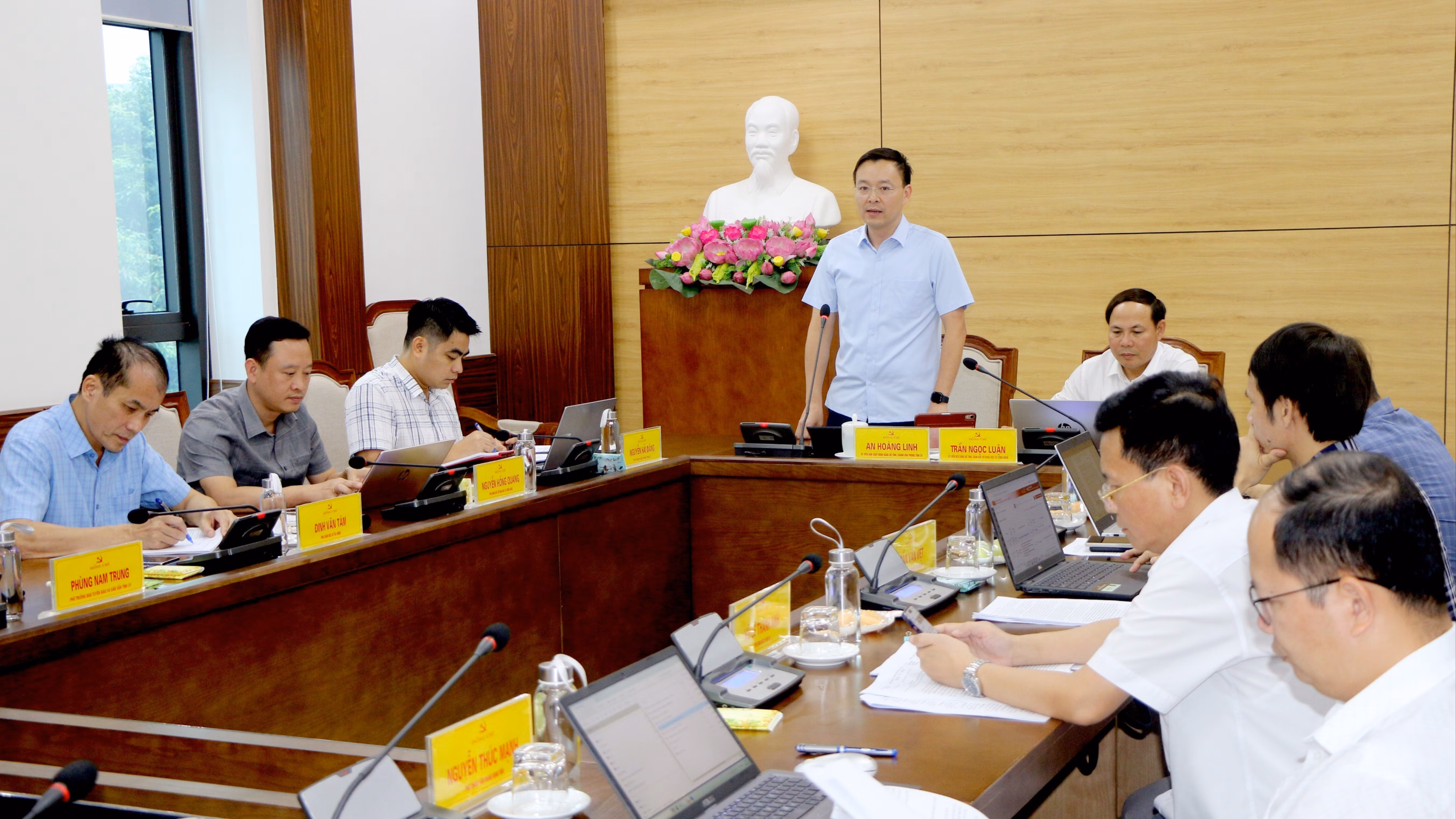 Ngay sau khi hợp nhất, Tổ giúp việc Ban Chỉ đạo phát triển khoa học, công nghệ, đổi mới sáng tạo và chuyển đổi số tỉnh Lào Cai (gọi tắt là Tổ giúp việc 57) và Tổ giúp việc Ban Chỉ đạo chuyển đổi số trong các cơ quan Đảng, Mặt trận Tổ quốc tỉnh (Tổ giúp việc 204) đã tổ chức họp nhằm thảo luận, thống nhất các nhiệm vụ trọng tâm trong 5 tháng cuối năm 2025.