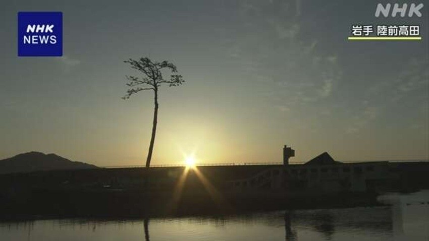 Từ sáng sớm ngày 11/03, đông đảo người dân Nhật Bản đã có mặt tại các đài tưởng niệm để cầu nguyện cho các nạn nhân.