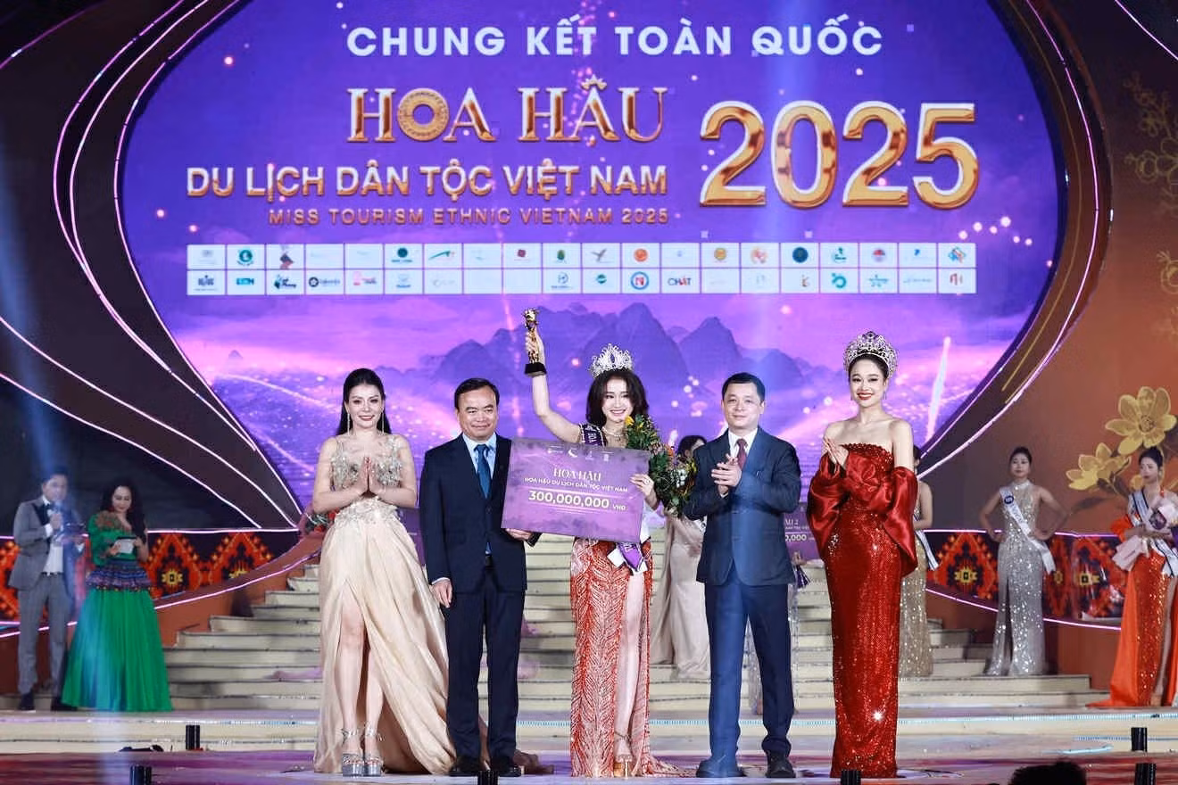 Trao vương miện cho Hoa hậu Du lịch Dân tộc Việt Nam 2025 Trần Minh Phương - Ảnh: BTC
