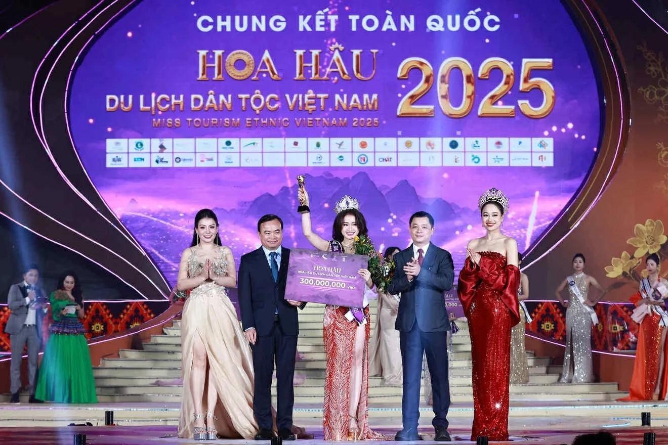 Trao vương miện cho Hoa hậu Du lịch Dân tộc Việt Nam 2025 Trần Minh Phương - Ảnh: BTC