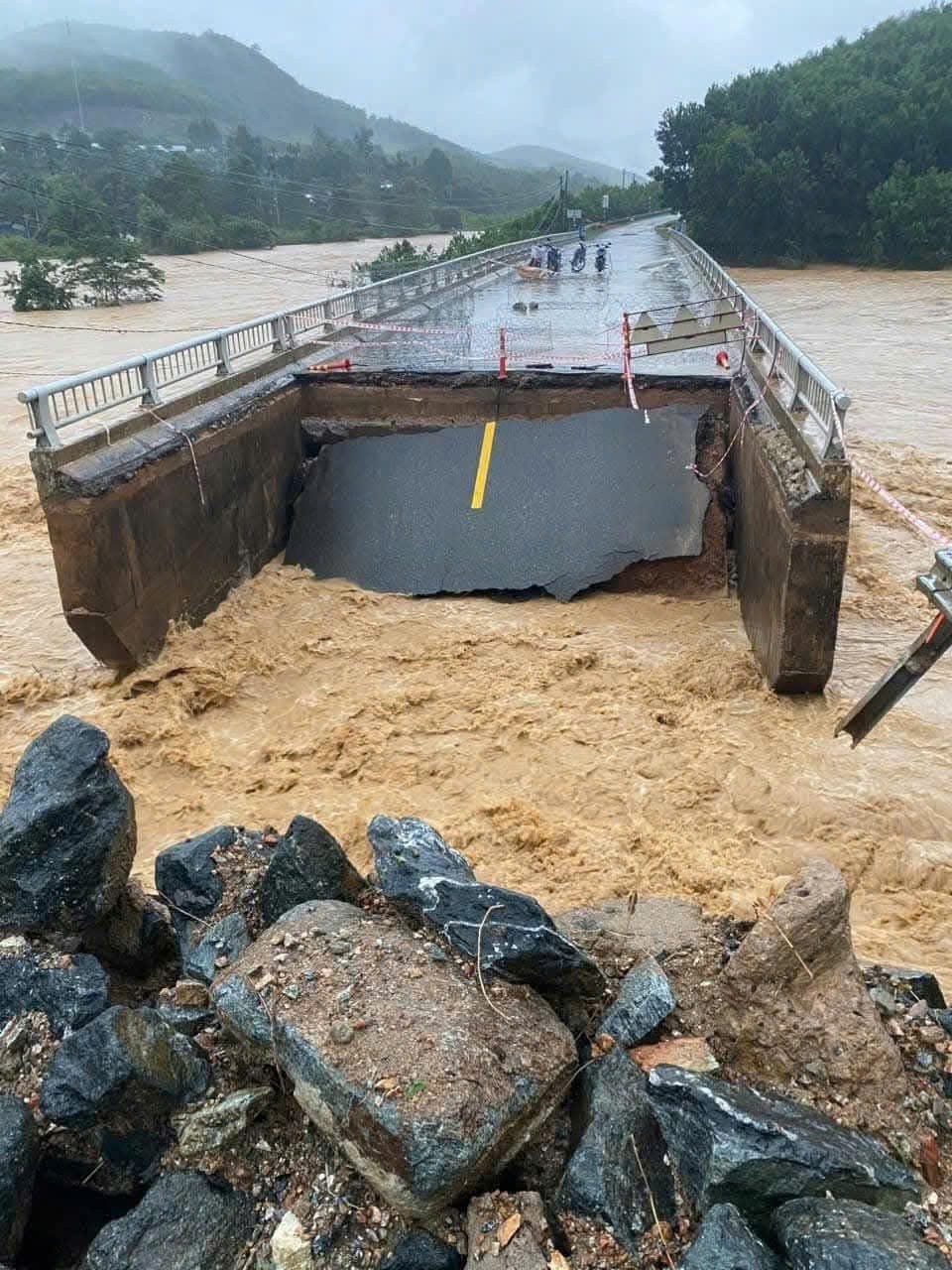 Nhiều tuyến đường sạt lở mưa lũ ách tắc, giao thông tê liệt.
