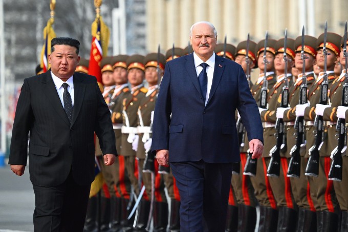 Lãnh đạo Triều Tiên Kim Jong-un (trái) và Tổng thống Belarus Alexander Lukashenko tại lễ đón chính thức ở Bình Nhưỡng ngày 25/3.