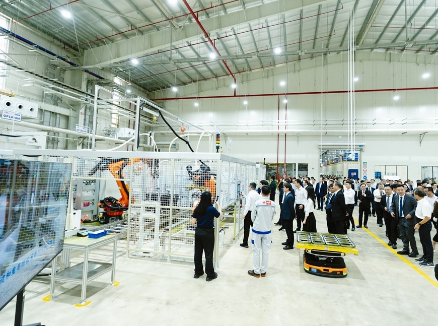 Prima fabrică de producție de motoare auto din Vietnam este modernă și extrem de automatizată. Nhà máy sản xuất, chế tạo động cơ ô tô đầu tiên của Việt Nam được đầu tư hiện đại, tự động hóa cao.