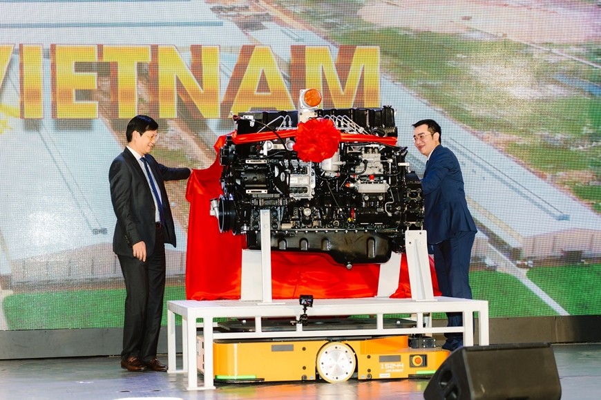 Primul motor de automobile a fost produs, fabricat și expediat în Vietnam, marcând un progres în industria auto vietnameză. Động cơ ô tô lần đầu tiên được sản xuất, chế tạo, xuất xưởng tại Việt Nam, đánh dấu bước đột phá của ngành công nghiệp ô tô Việt Nam.