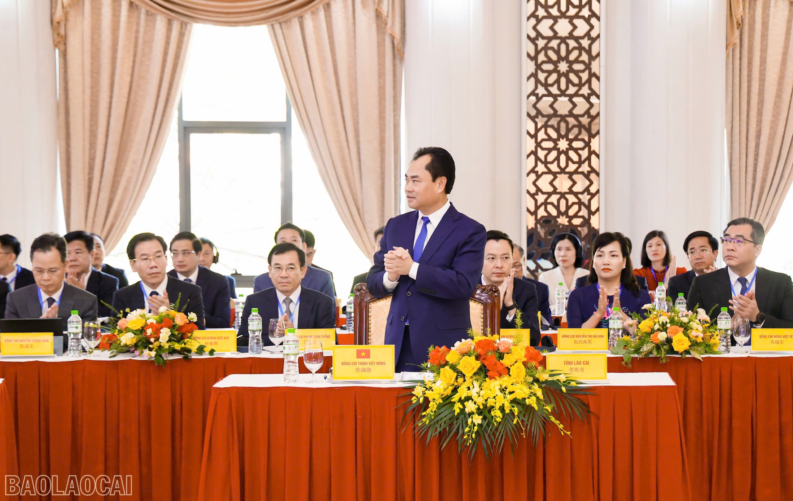 Đồng chí Trịnh Việt Hùng - Ủy viên dự khuyết Ban Chấp hành Trung ương Đảng, Bí thư Tỉnh ủy, Chủ tịch HĐND tỉnh và các đại biểu tỉnh Lào Cai dự hội nghị. z7169920353214-f1287d08b48078ad9fffa1f1774c29a5.jpg