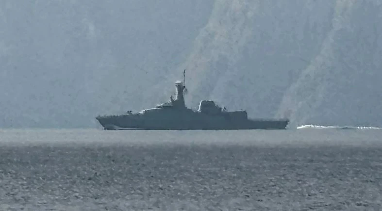 Một tàu hải quân di chuyển ở khu vực eo biển Hormuz ngày 1/3/2026.